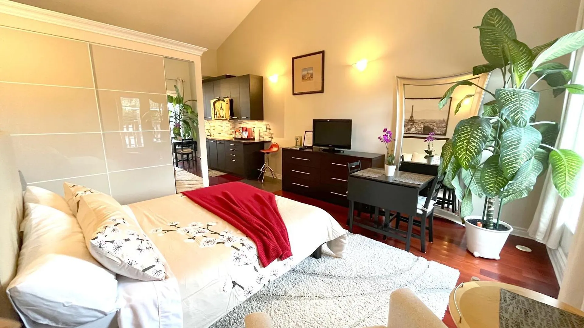 Stunning Rooms In Townhouse Across The Beach Toronto