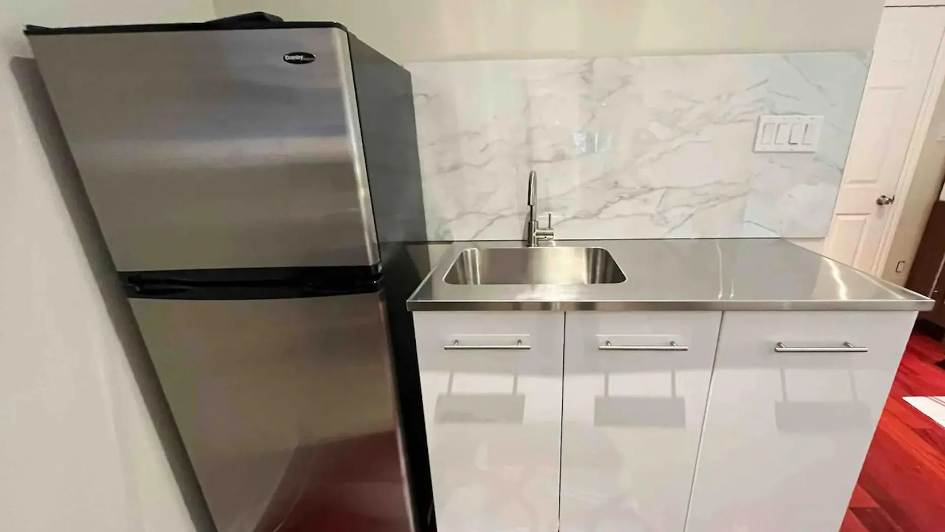 Homestay Stunning Rooms In Townhouse Across The Beach